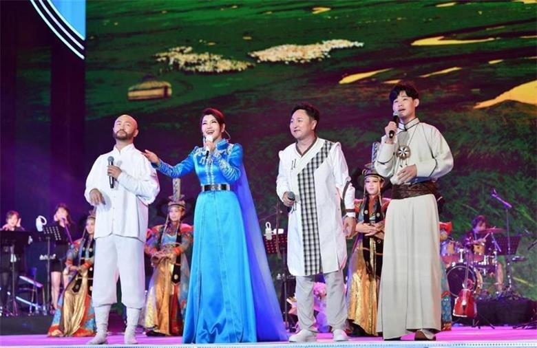 “相约北疆—花开四季·最美”乌兰图雅、呼斯楞演唱会在呼和浩特燃情开唱