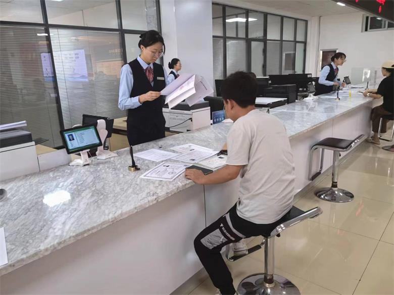 呼和浩特市回民区“企业异地迁移变更”实现“进一扇门，办两地事”