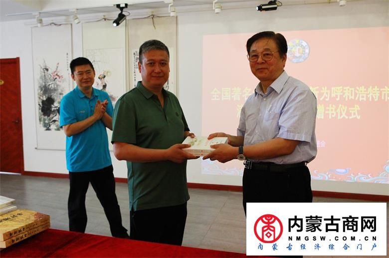 赫连佳新（右一）向呼和浩特市满族文化促进会赠送作品（侯秉实 摄）.jpg