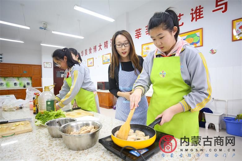 （4）劳动技能活动中，老师正在指导同学制作“可乐鸡翅”.jpg