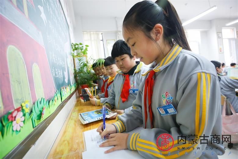（3）班级“图书管理员”正在登记借阅图书.jpg