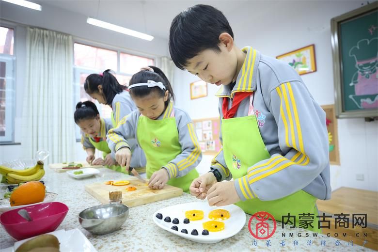 （5）劳动技能活动中，同学们正在制作水果拼盘.jpg
