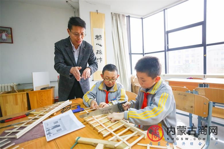 （6）劳动技能活动中，老师正在指导同学使用工具.jpg